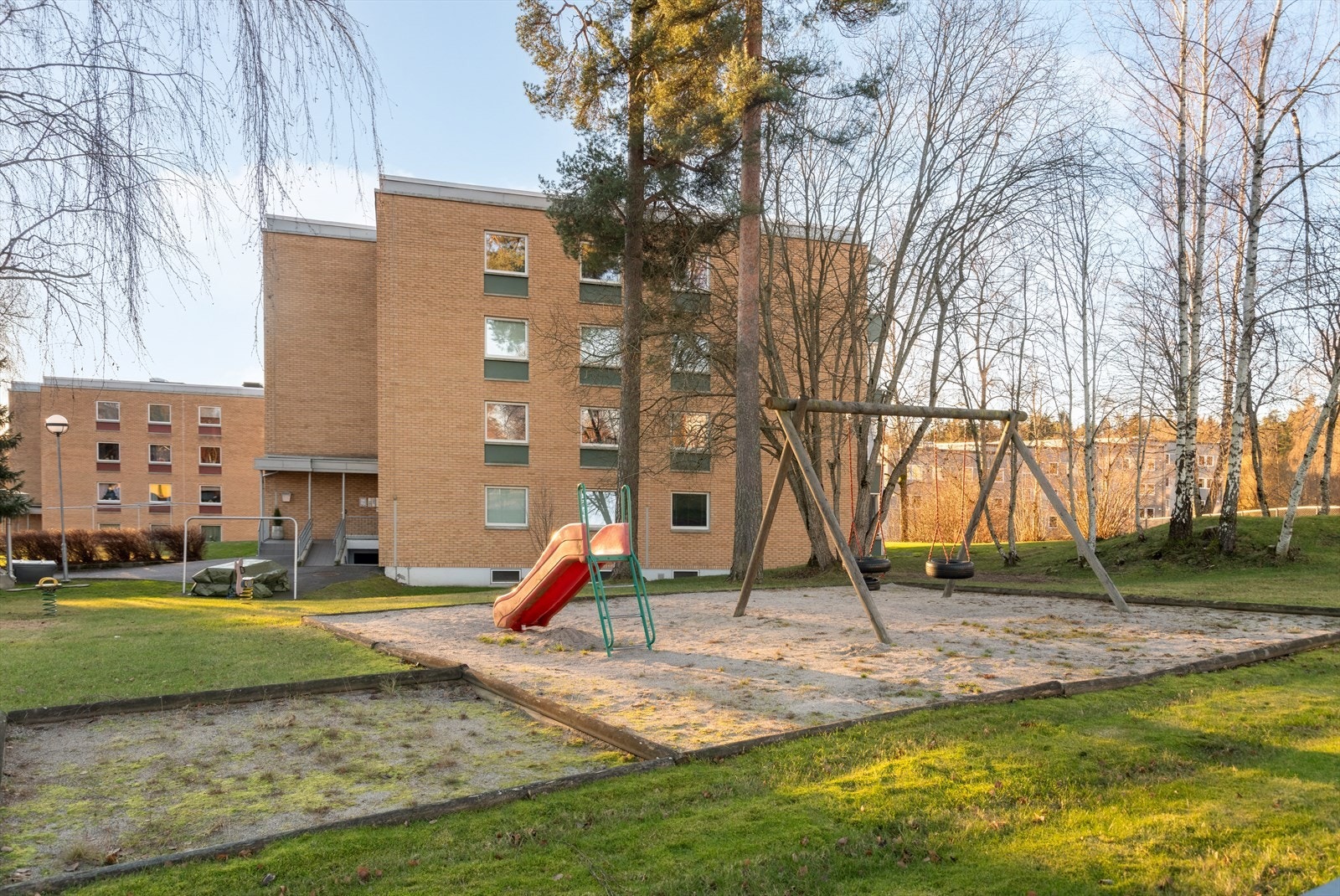 Tomten fremstår som godt vedlikeholdt og trivelig med sittegrupper og lekeplass, samt asfalterte internveier. Galleribilde