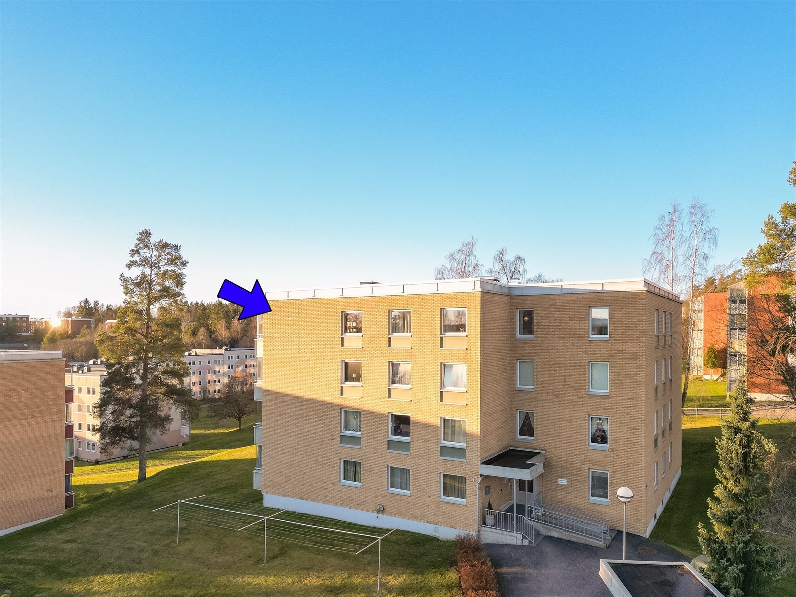 Borettslagets tomt er pent opparbeidet med grønne fellesområder og beplantning. Galleribilde