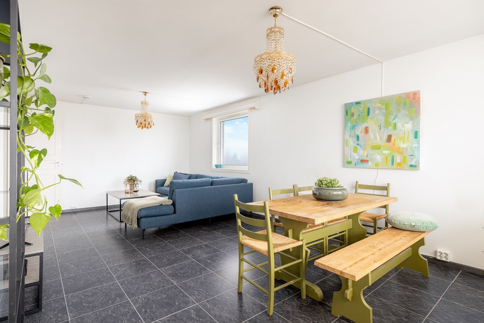 Stuen har laminat på gulvet og malte veggoverflater. Galleribilde