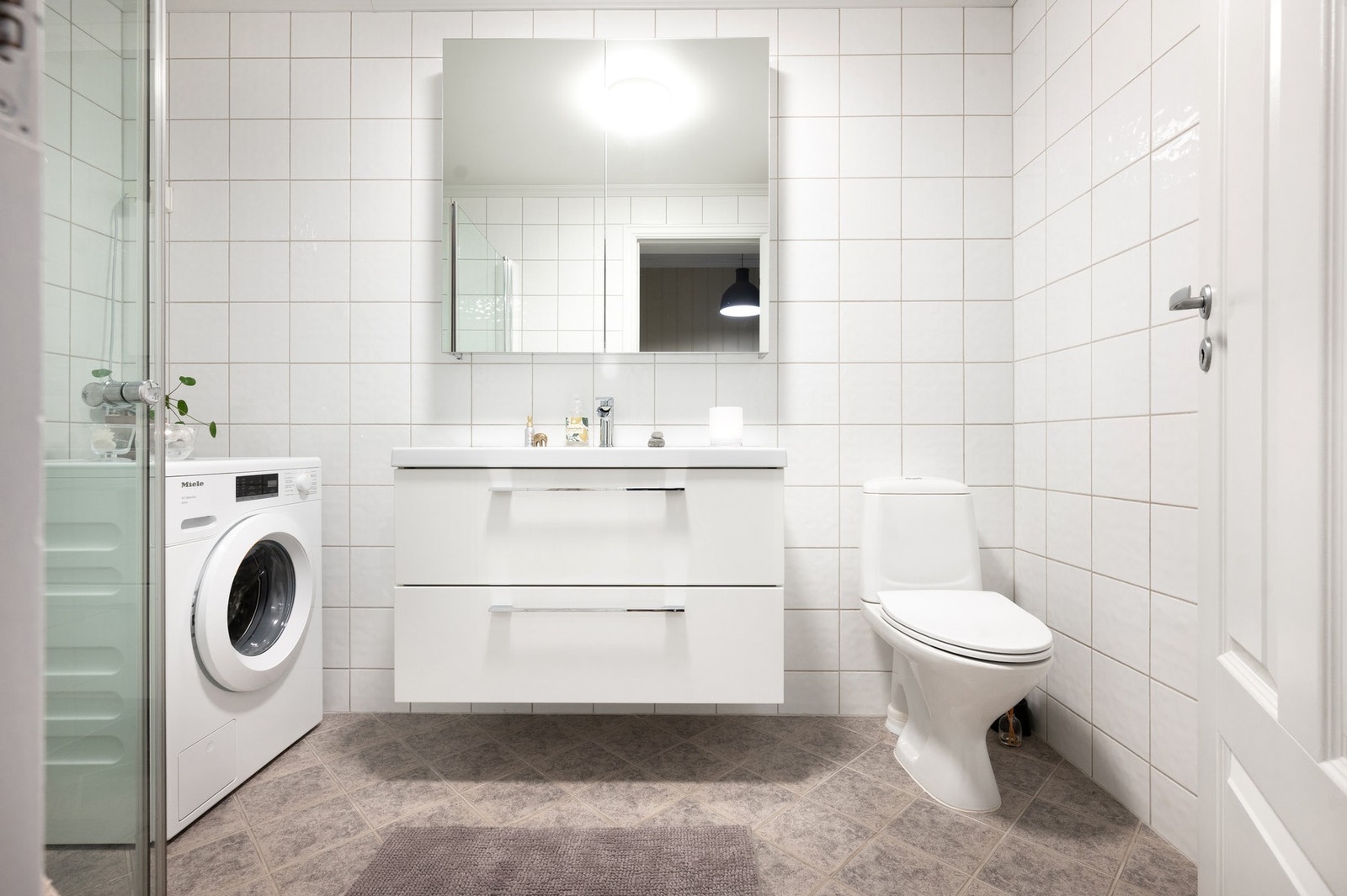 Romslig, flislagt bad Galleribilde