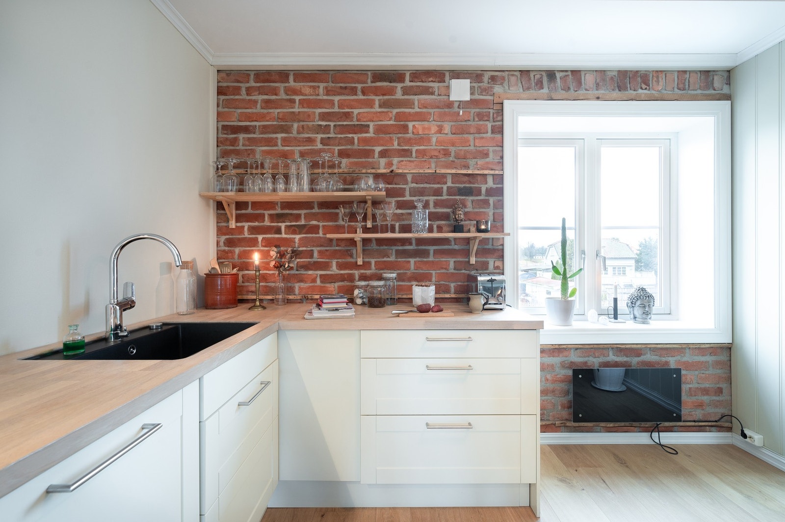 Teglsteinsvegg skaper kontrast og gir boligen særpreg Galleribilde