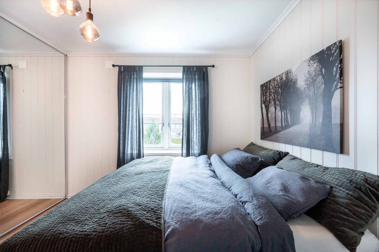 Soverom med skyvedørsgarderobe Galleribilde