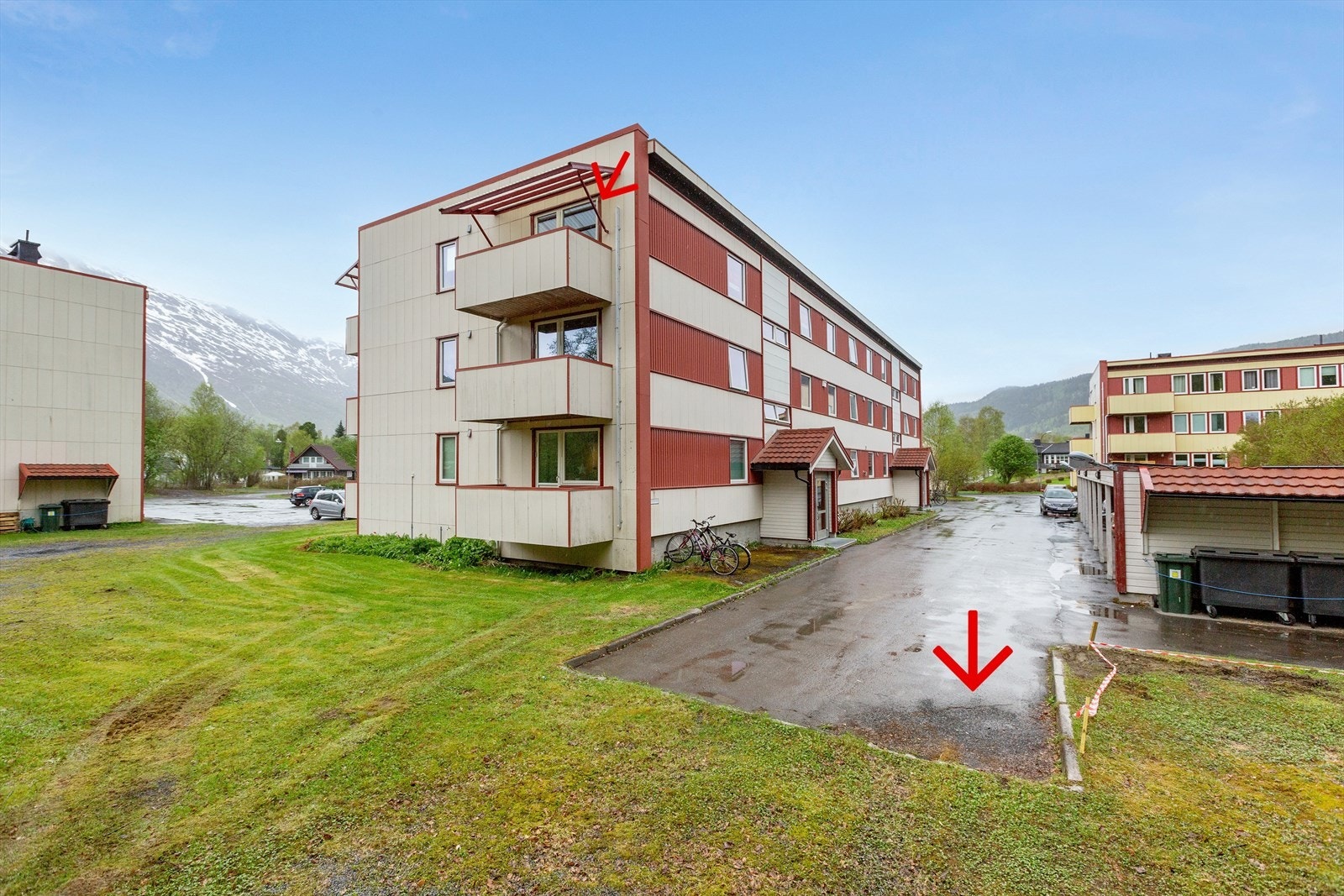 Fasade og pil mot parkeringsplass Galleribilde