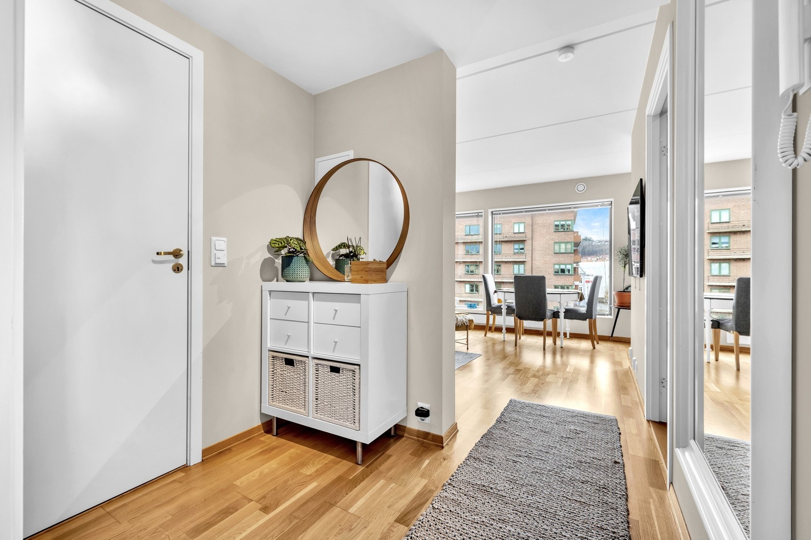 Entreen har parkett på gulvet og er forholdsvis romslig Galleribilde