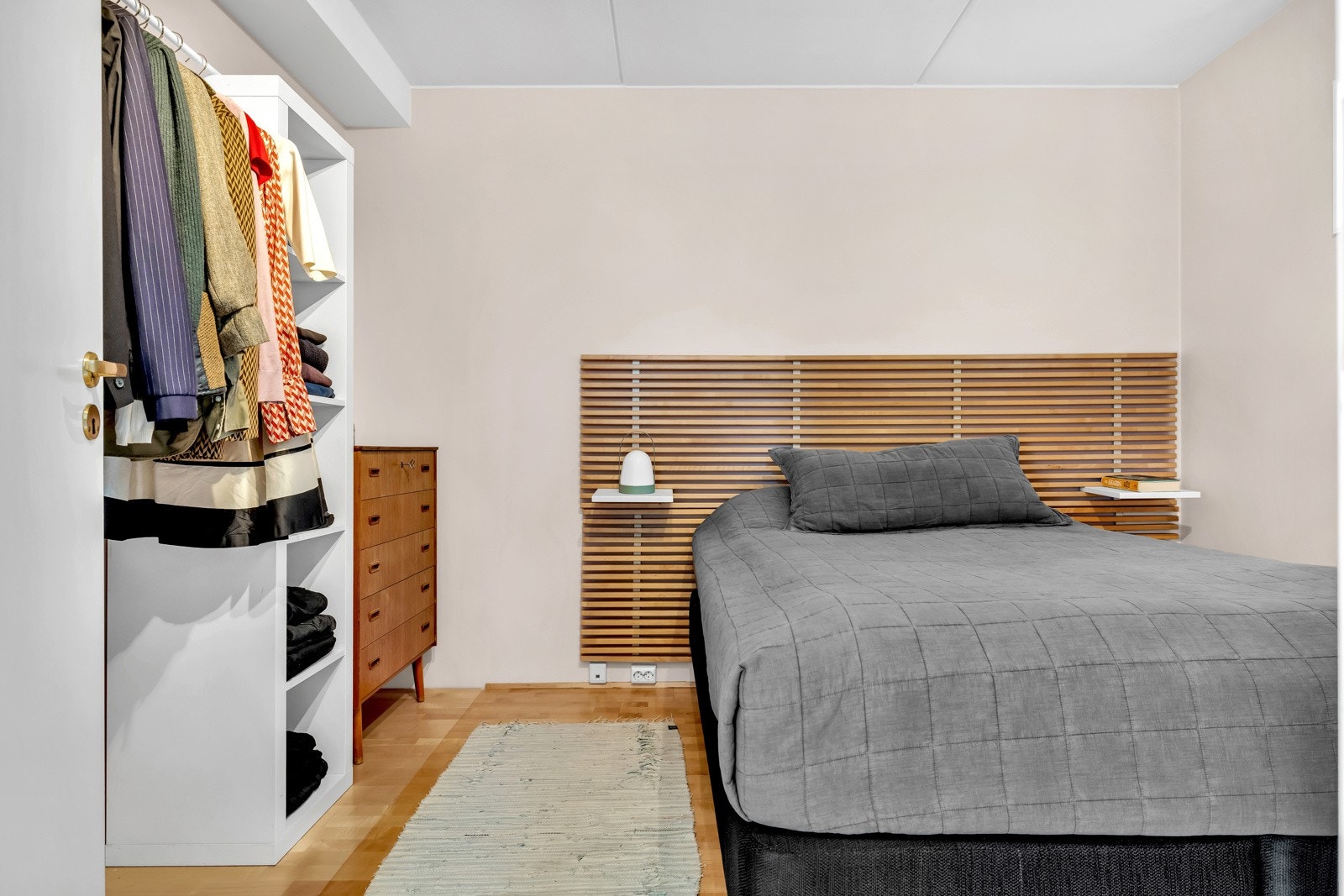 Rommet er forholdsvis romslig og har god plass til både dobbeltseng og oppbevaringsmøblement Galleribilde