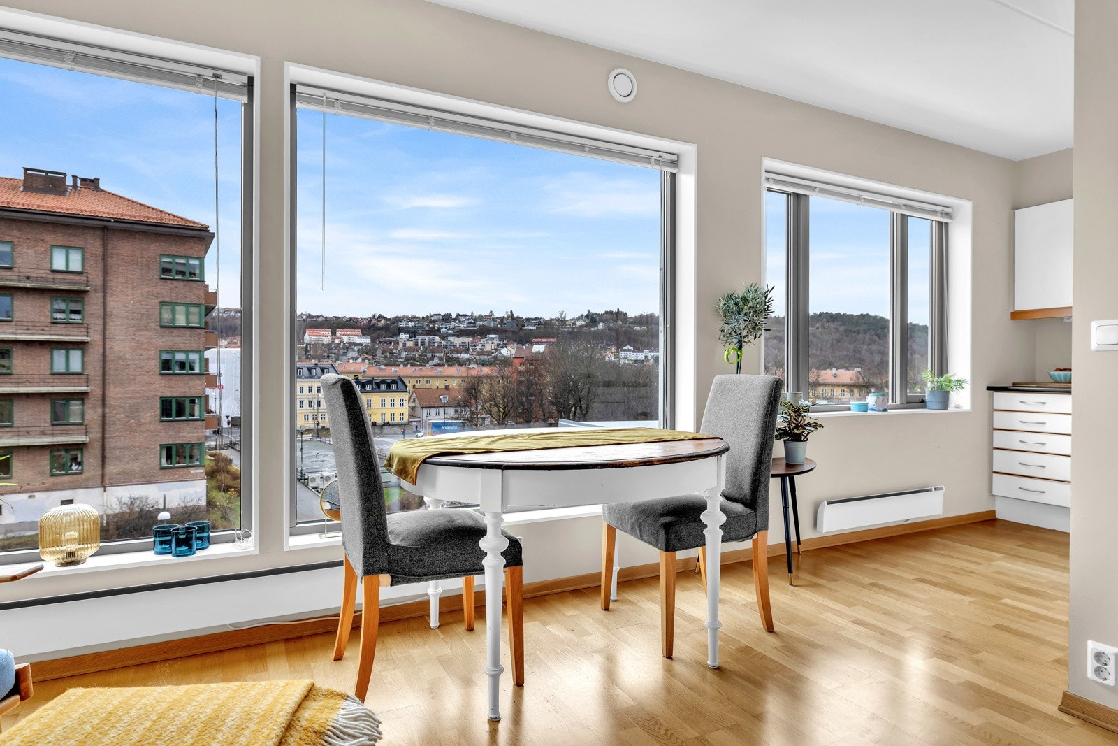 Nydelig utsikt ved spisegruppen Galleribilde