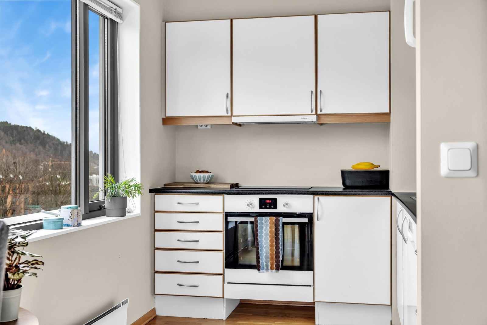 Hvitevarer som stekeovn og koketopp med to stekesoner er integrert, og det finnes opplegg for oppvaskmaskin Galleribilde