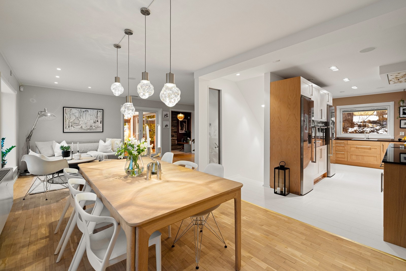 Den åpne stue- kjøkken løsningen skaper et romslig og sosialt allrom. Galleribilde