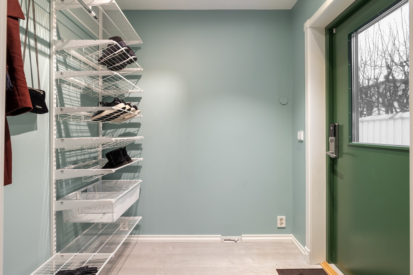 I gangen er det en praktisk garderobe fra Elfa Galleribilde