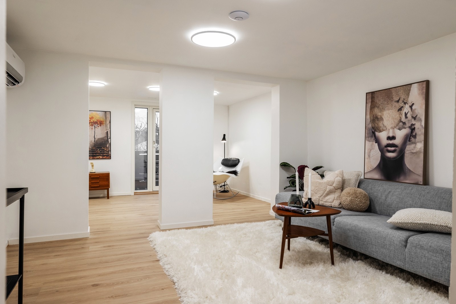 Stuen i kjelleren er av god størrelse og har rikelig med plass til en sofagruppe. Galleribilde