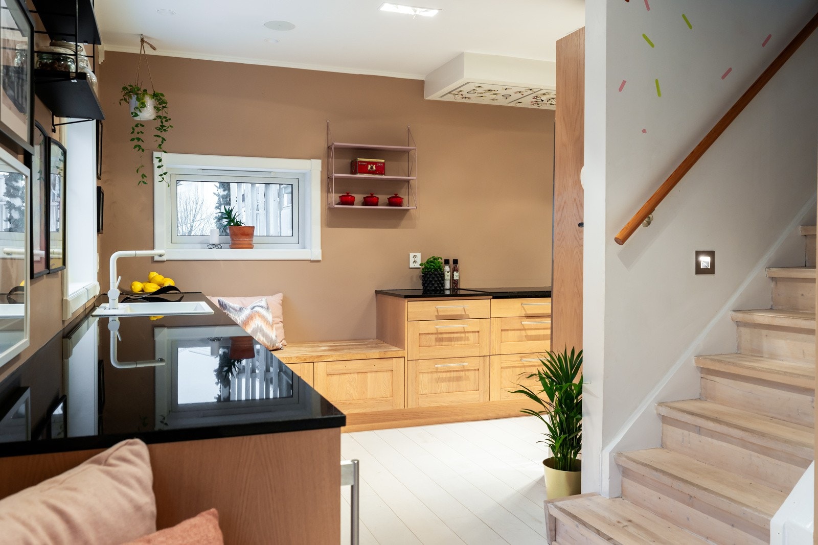 Fra kjøkkenet har du en trapp til 2. etasje og adkomst til gangen. Galleribilde