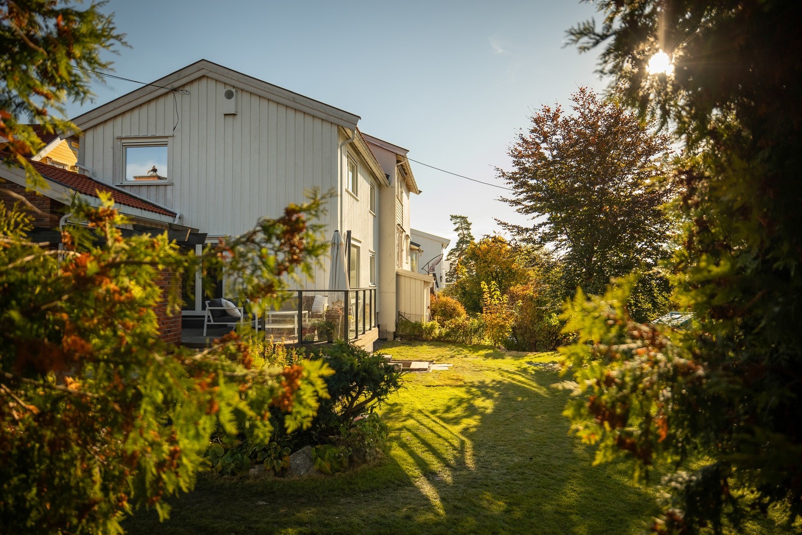 Boligen har flotte utearealer med gode solforhold. Galleribilde