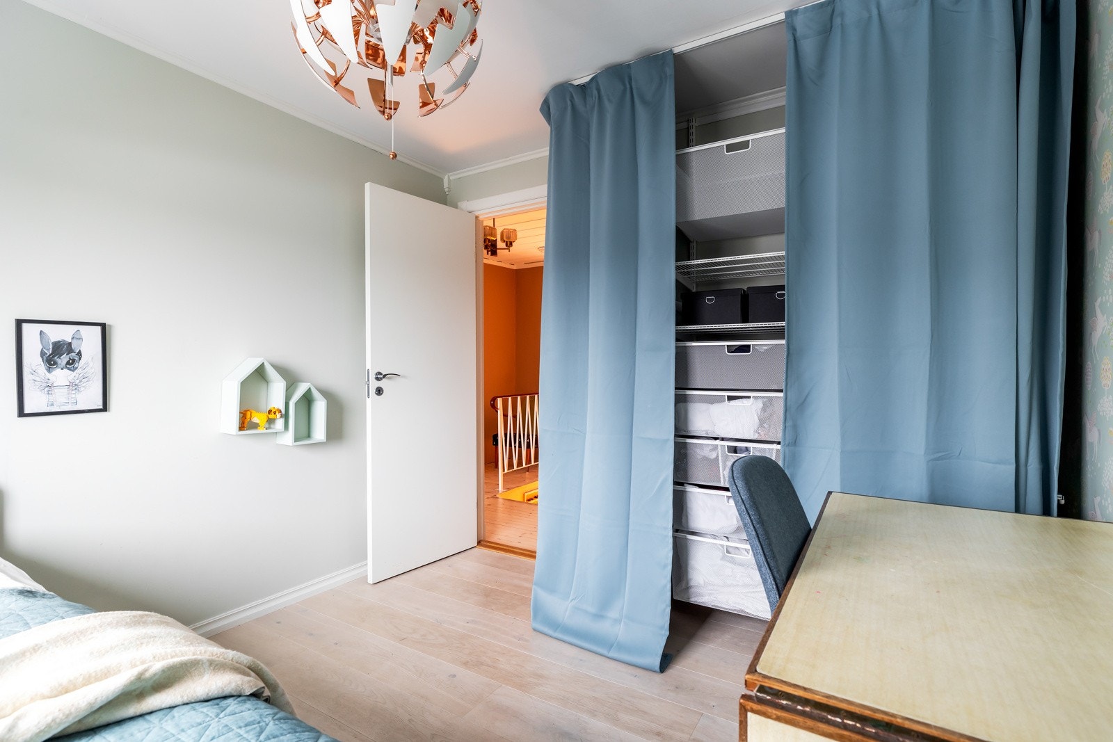 Det er også her montert en praktisk garderobe med god plass til oppbevaring. Galleribilde