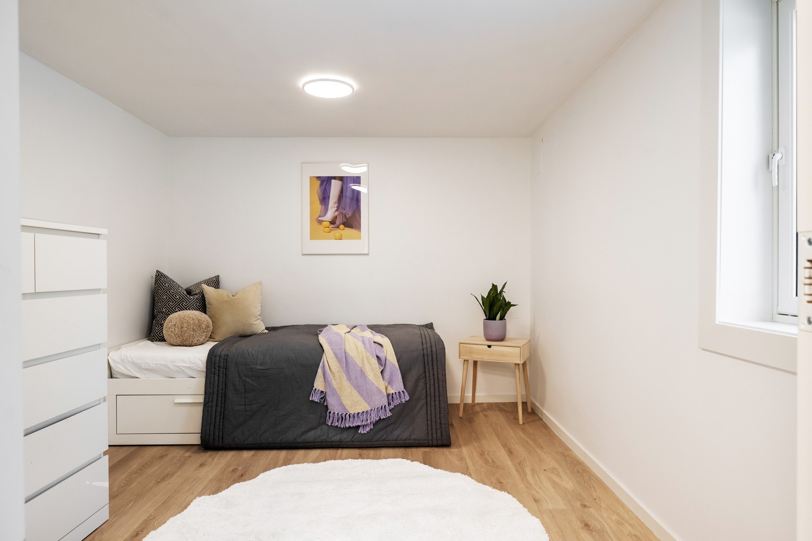 : I kjelleren er et eget soverom med utsikt mot hagen. Galleribilde