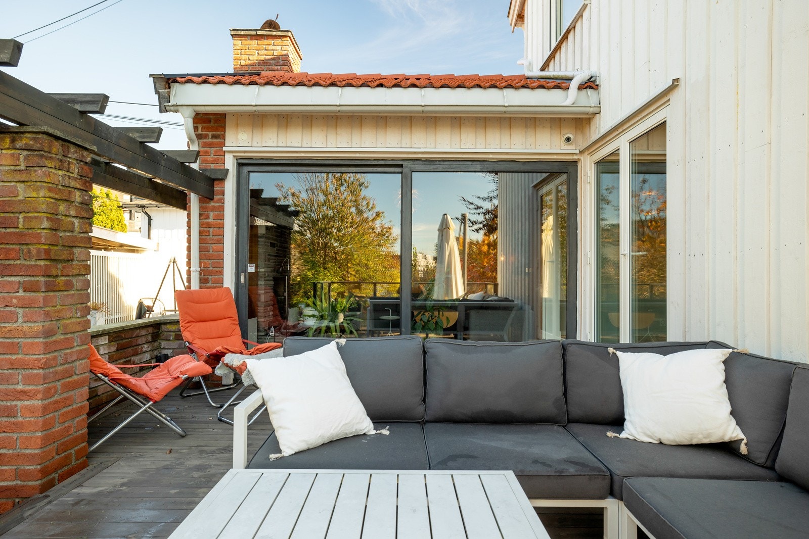 Dette er en terrasse som i sommerhalvåret blir en forlengelse av stuene. Galleribilde