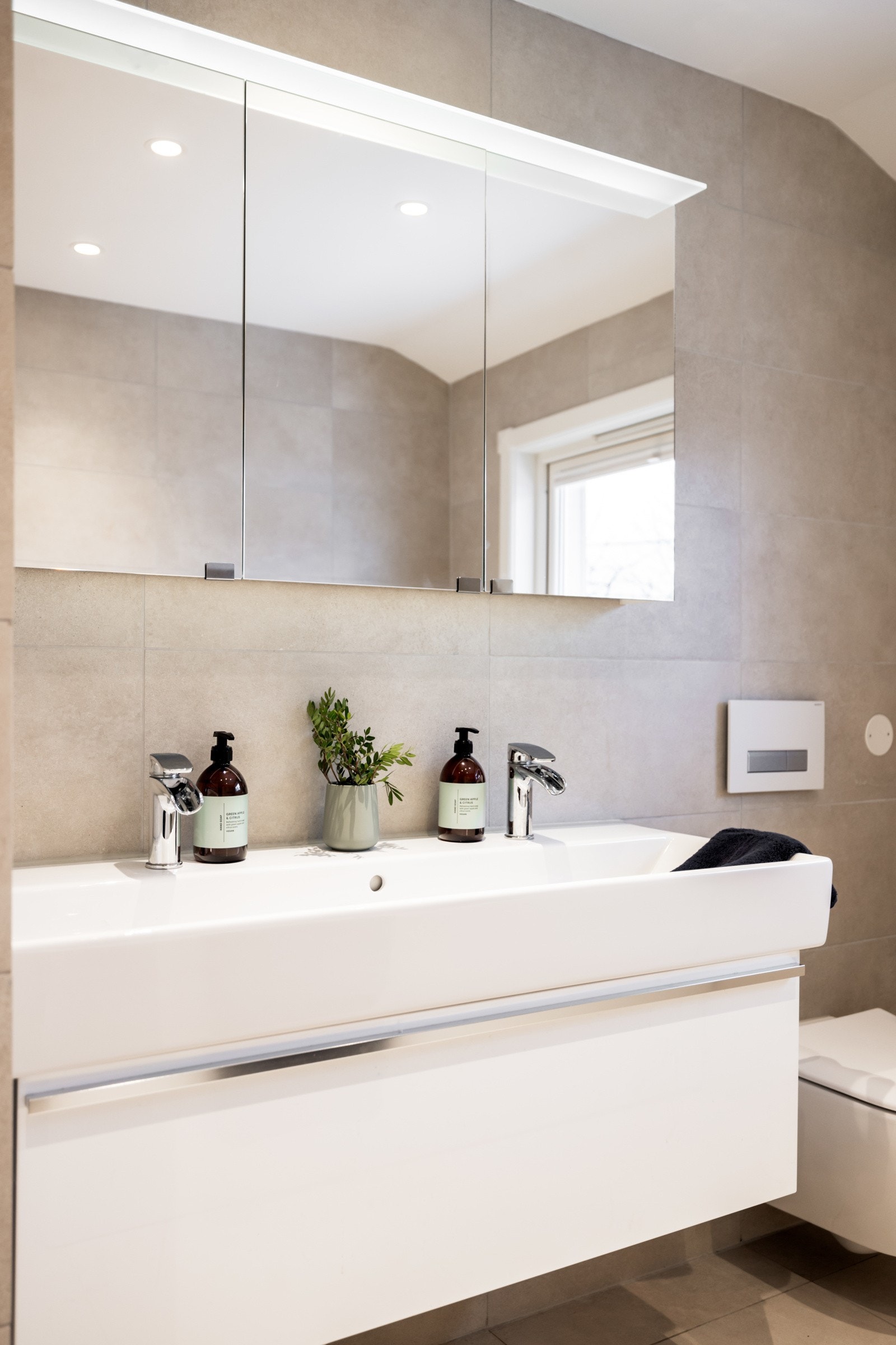 Moderne baderomsinnredning med dobbelvask. Baderomsmøbler fra Villeroy & Boch, dusj og blandebatteri fra Tapwell. Galleribilde