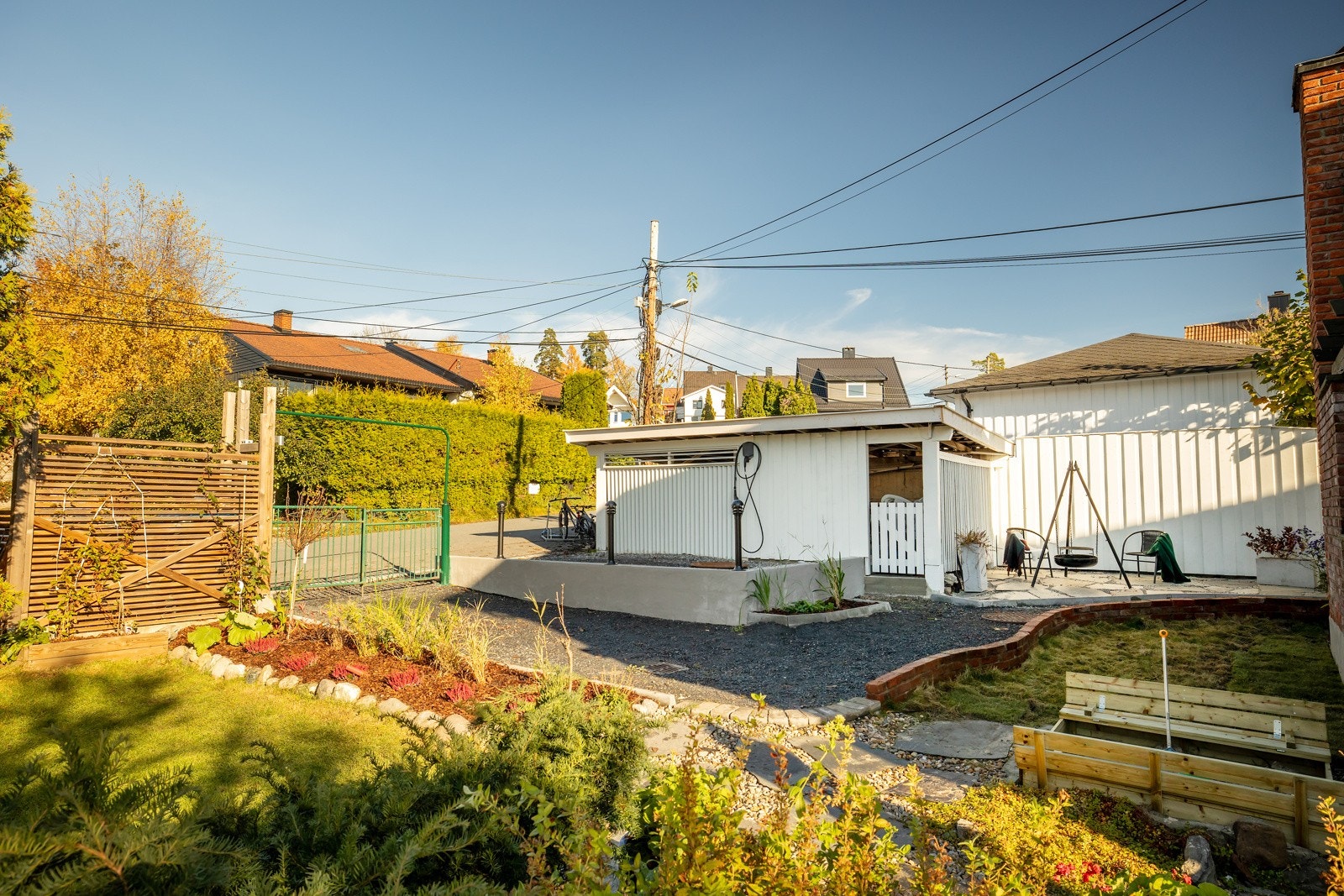 Det er gode parkeringsmuligheter på egen tomt med elbillader montert på carport. Galleribilde
