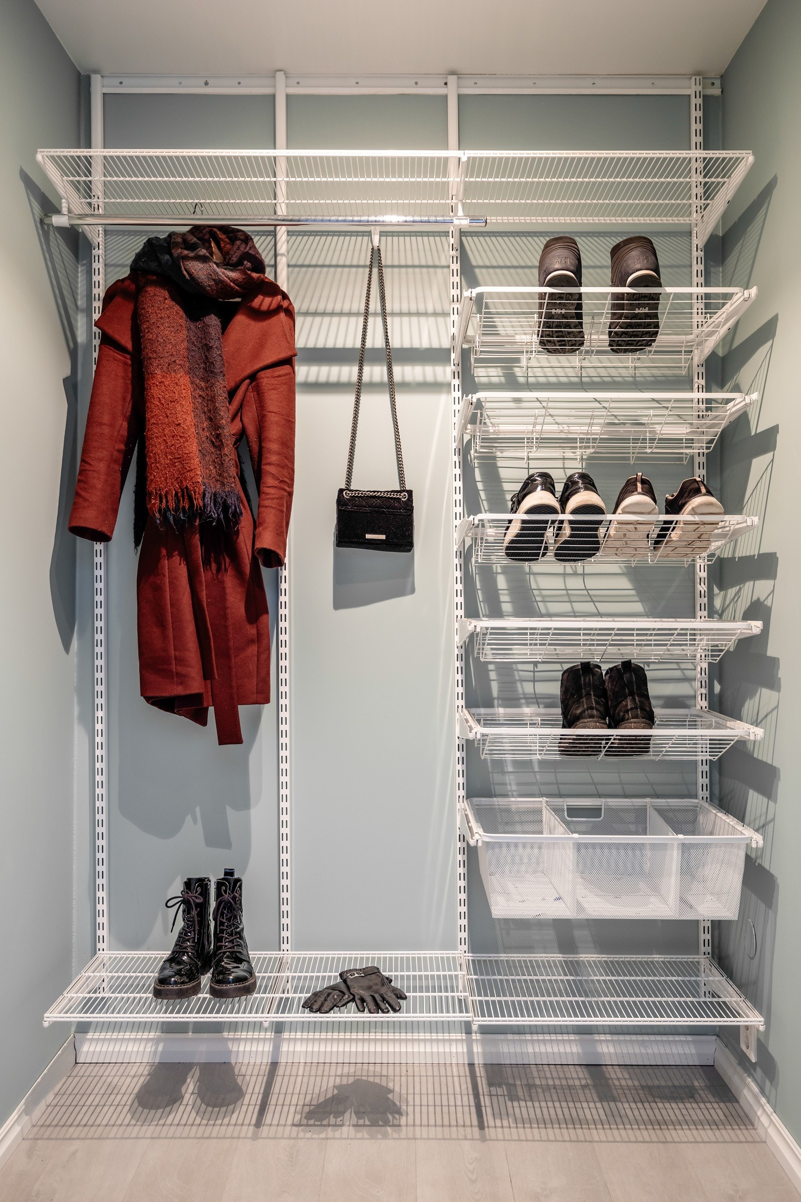 Her er det god plass til å henge av seg ytterklær i smart Elfa innredning Galleribilde