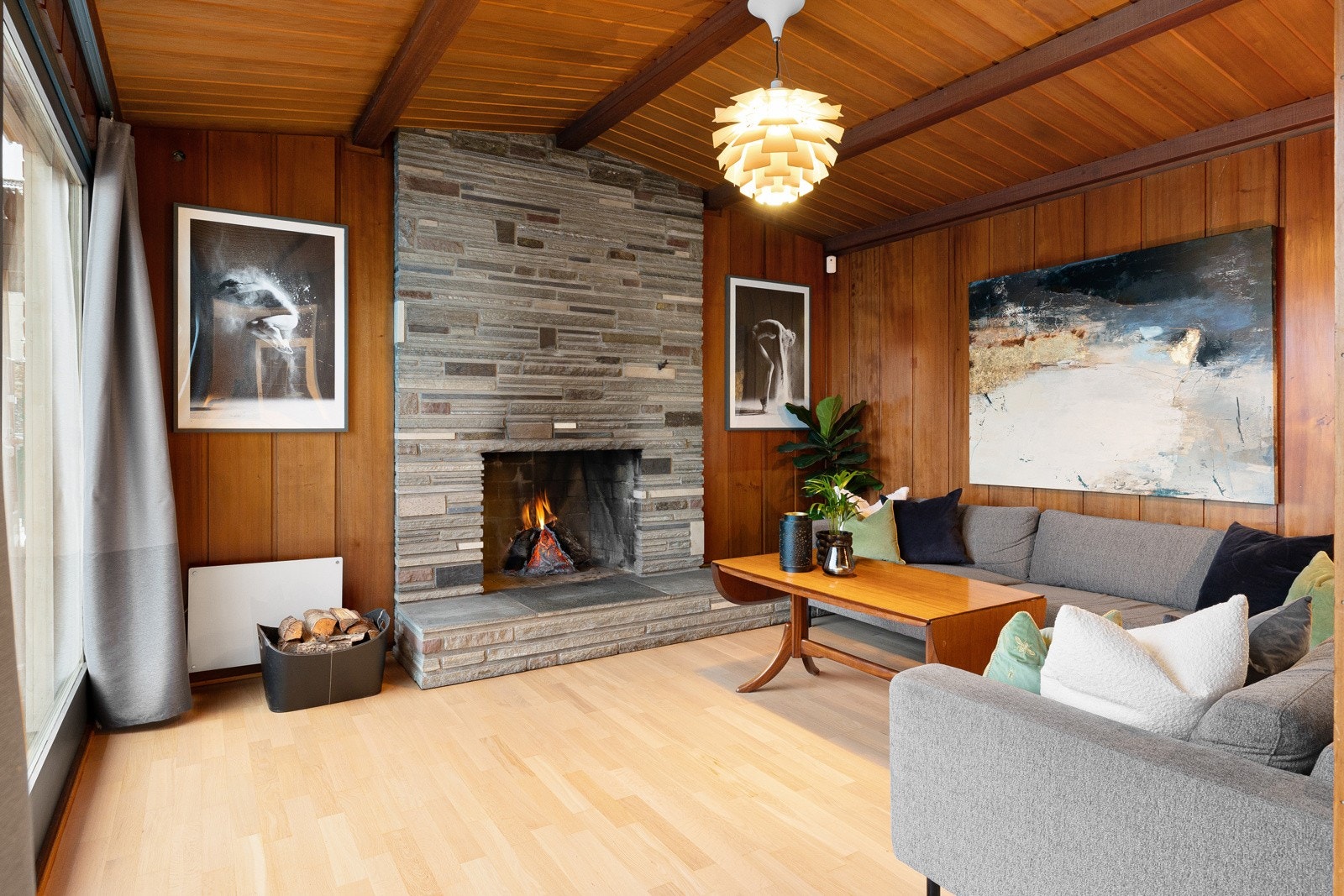 Peisestuen har et unikt preg og store vindusflater som slipper inn rikelig med naturlig lys. Galleribilde