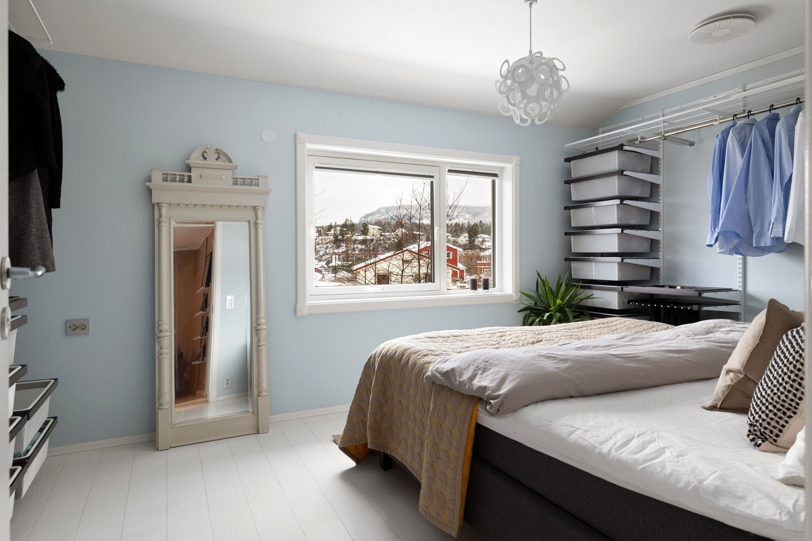 Hovedsoverommet er romslig og har god plass til dobbeltseng. Deilig kjøling fra taket på varme sommernetter. Galleribilde