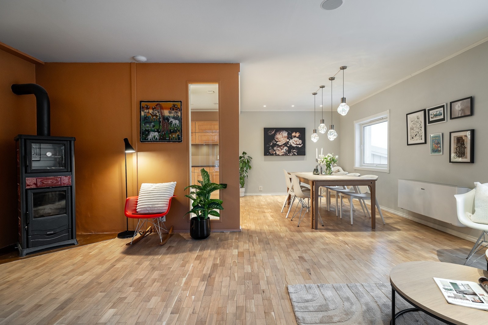 Stuen har en åpen løsning til spisestue og kjøkken, noe som skaper et sosialt allrom. Galleribilde