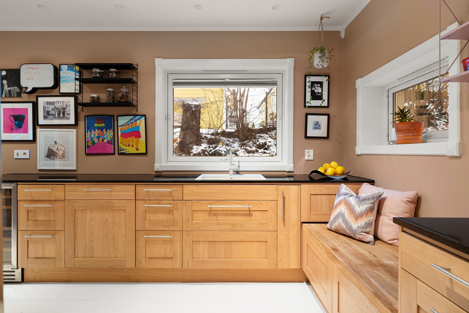 På kjøkkenet er det store vindusflater som slipper inn rikelig med naturlig lys. Galleribilde