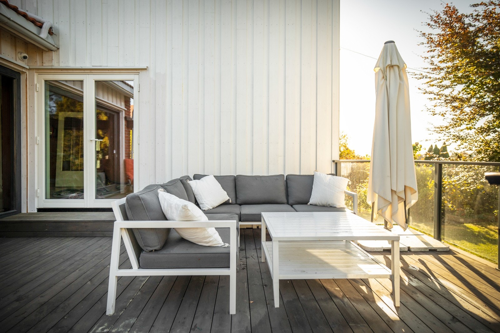 På terrassen er det gode møbleringsmuligheter og hyggelig utsikt til hagen Galleribilde