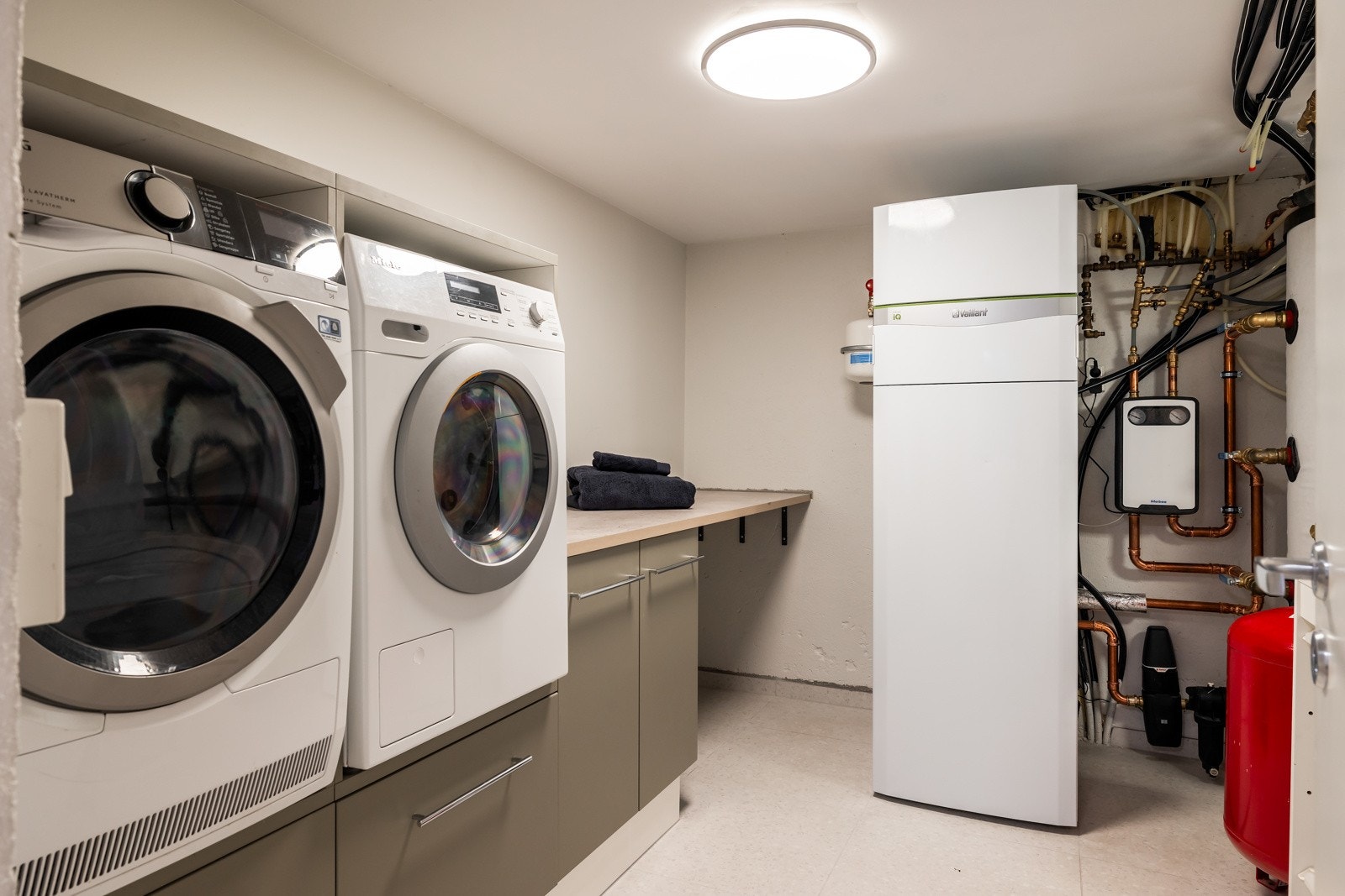 I det tekniske rommet i kjelleren er det innredet med plass til tørketrommel og opplegg for vaskemaskin. Galleribilde