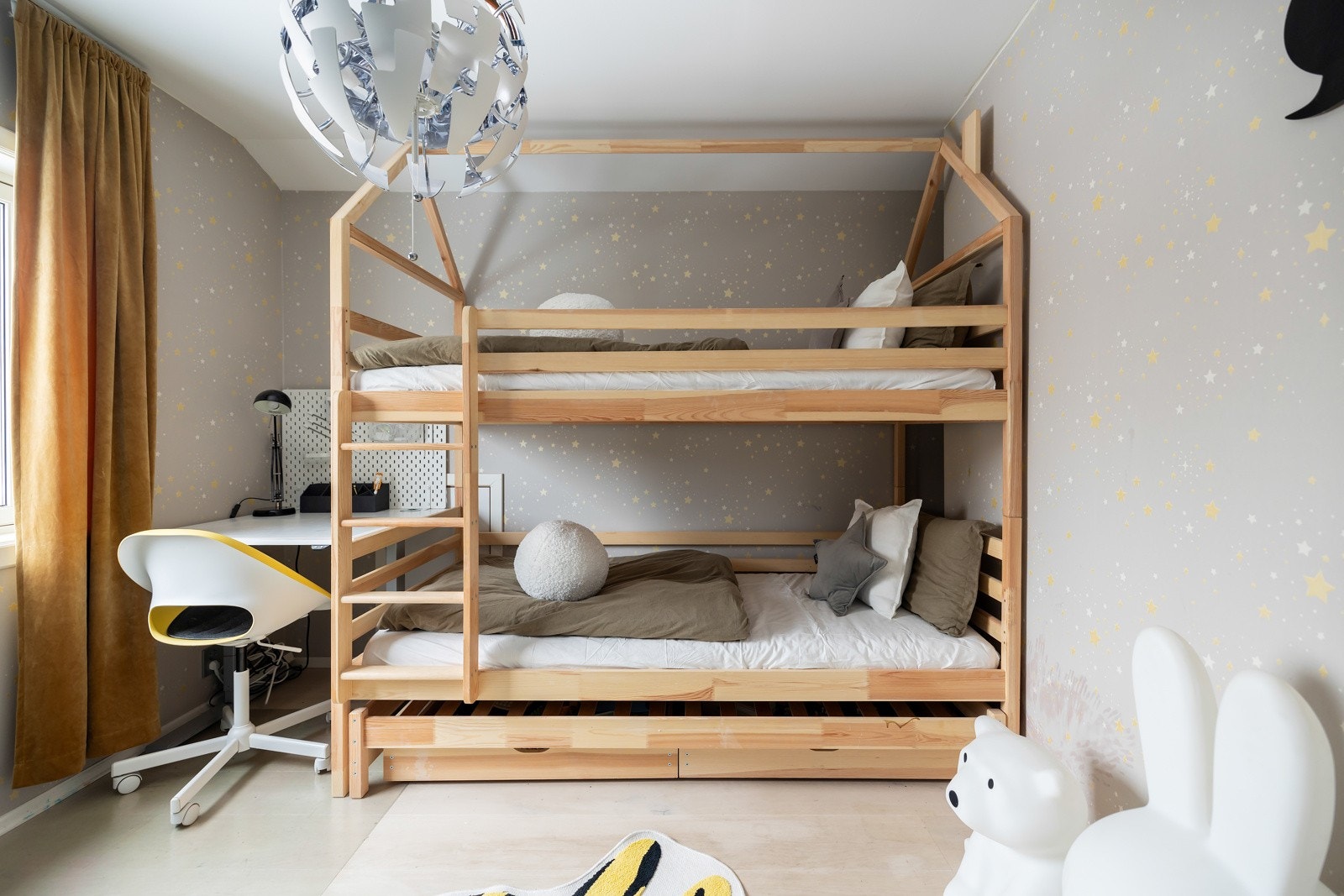 : Soverom 3 - Rommene er perfekte som barnerom, gjesterom eller kontor. Alle tre har vinduer med innebygd solskjerming. Galleribilde