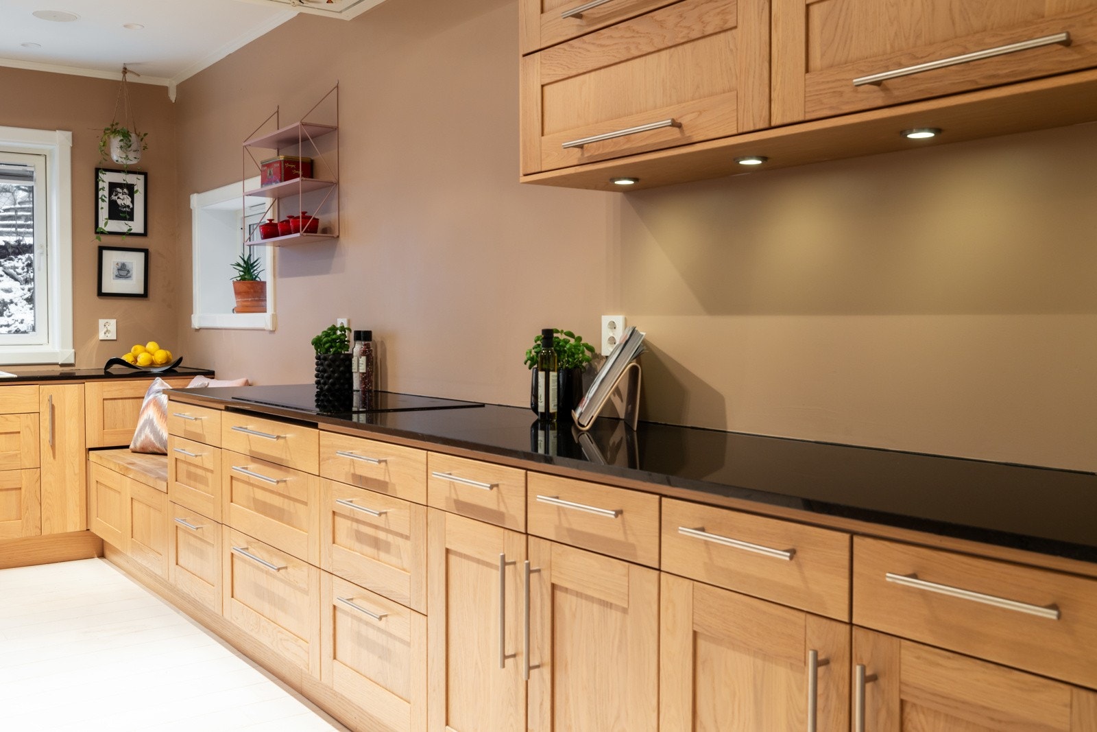 Induksjonsplatetoppen er fra Witt. Over platetoppen er det installert en takmontert kjøkkenventilator. Galleribilde