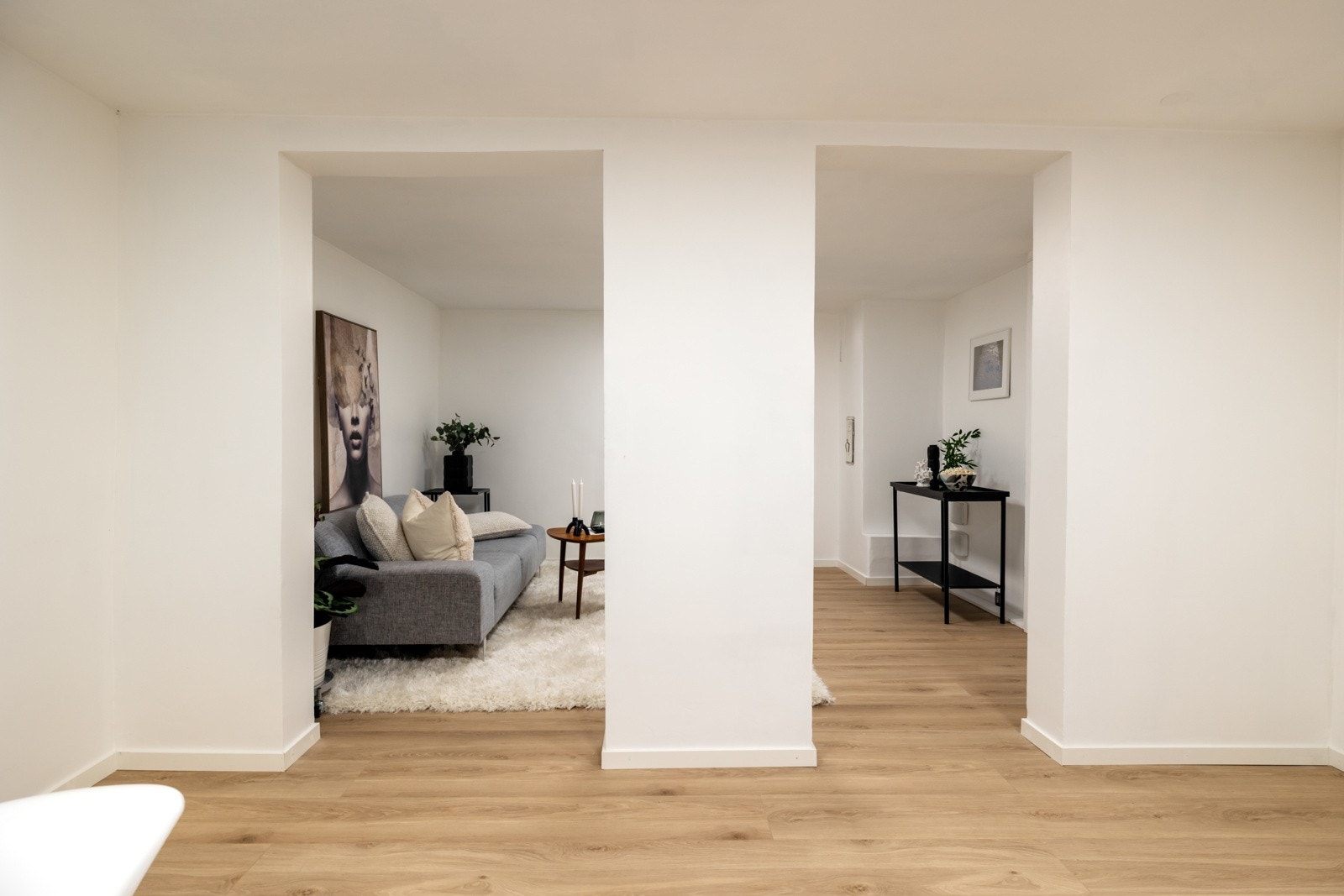 Kjellerstuen er delt inn i to soner og har mange møbleringsmuligheter Galleribilde