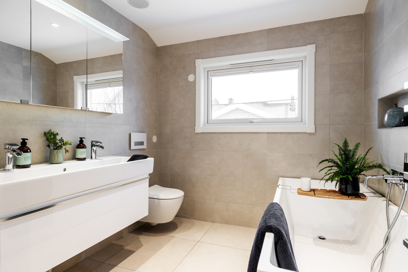 Badet har elektriske varmekabler i gulvet. Galleribilde