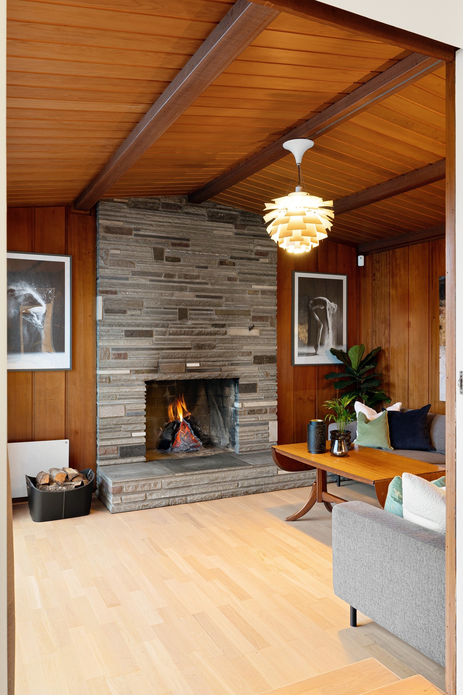 Peisestuen er et smykke i huset med sine vegger og tak i heltre redwood og skiferpeis med håndplukket stein Galleribilde