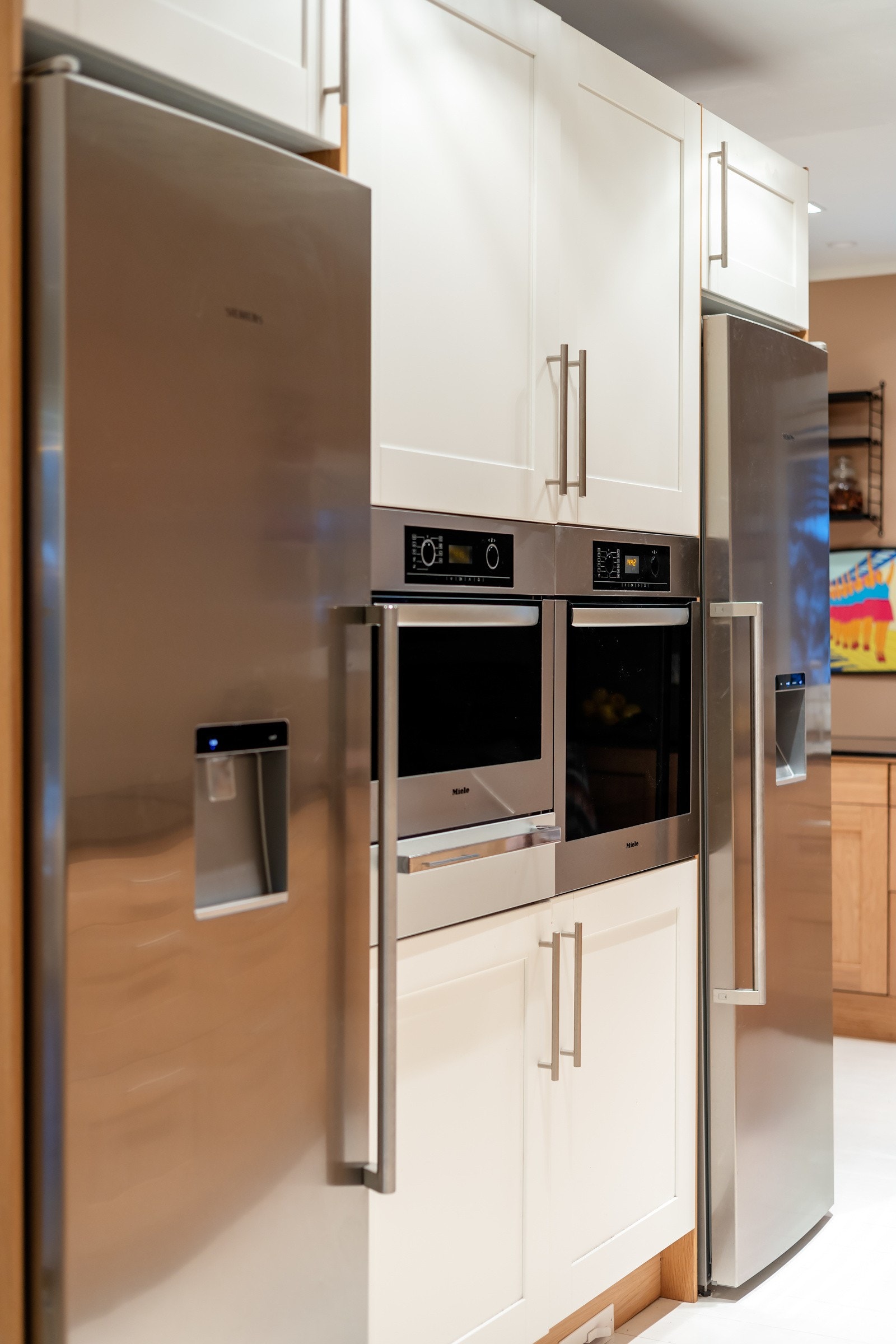 Det er integrerte hvitevarer og rikelig med både skap og benkplass. Stekeovn, dampovn og varmeskuff er fra Miele. Kjøleskapet og fryseren har vanndispenser og isbitmaskin og er fra Simens. Galleribilde