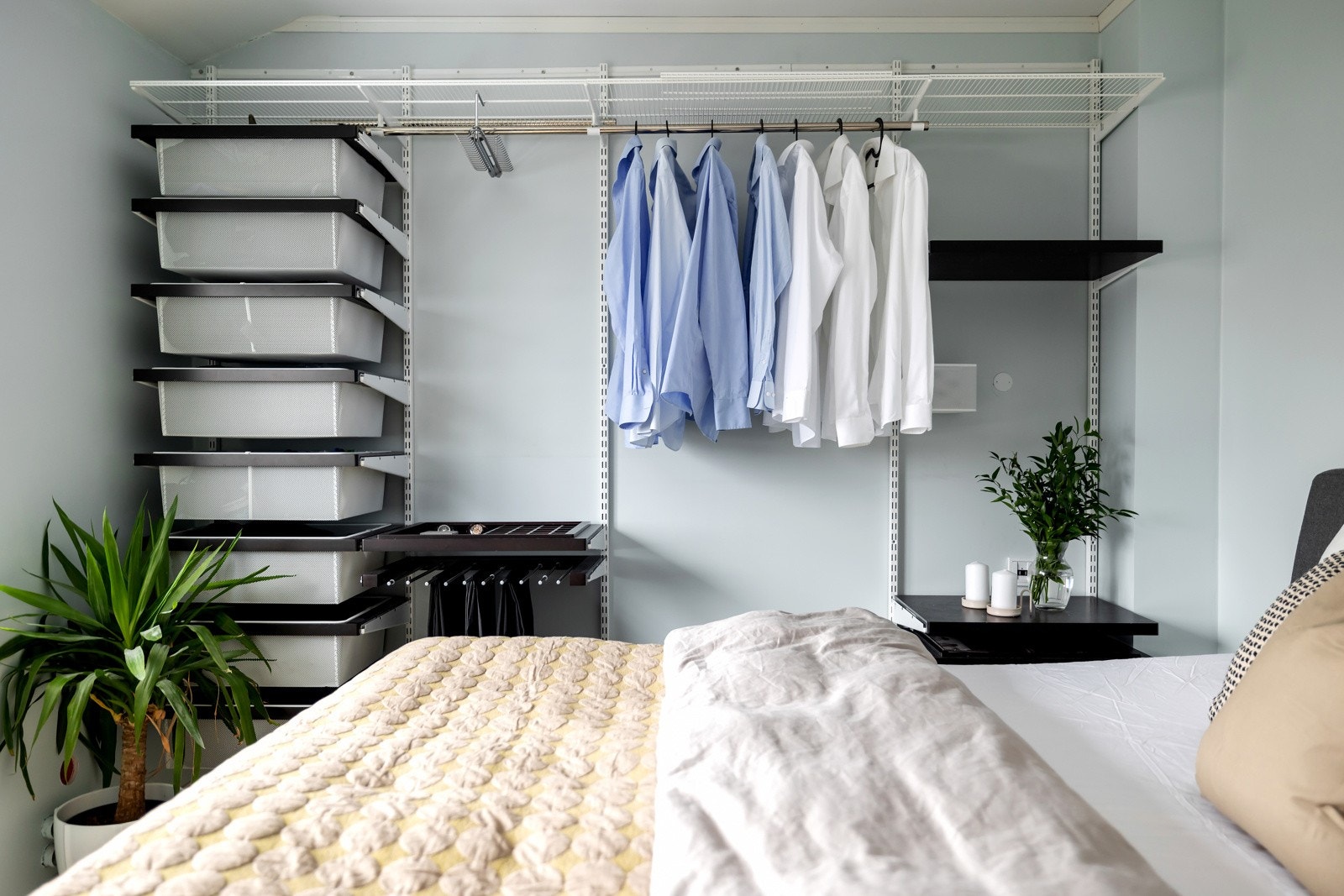 Det er samme garderobeløsning på begge sider av rommet. Galleribilde