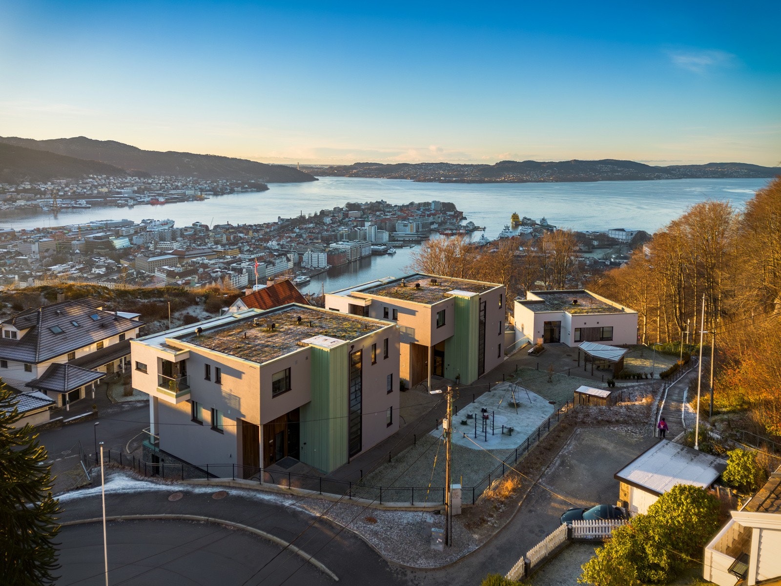 - Tomten er opparbeidet med vei, pene gangsoner mellom byggene, oppholdsarealer med treningsstativer og belysning - Galleribilde