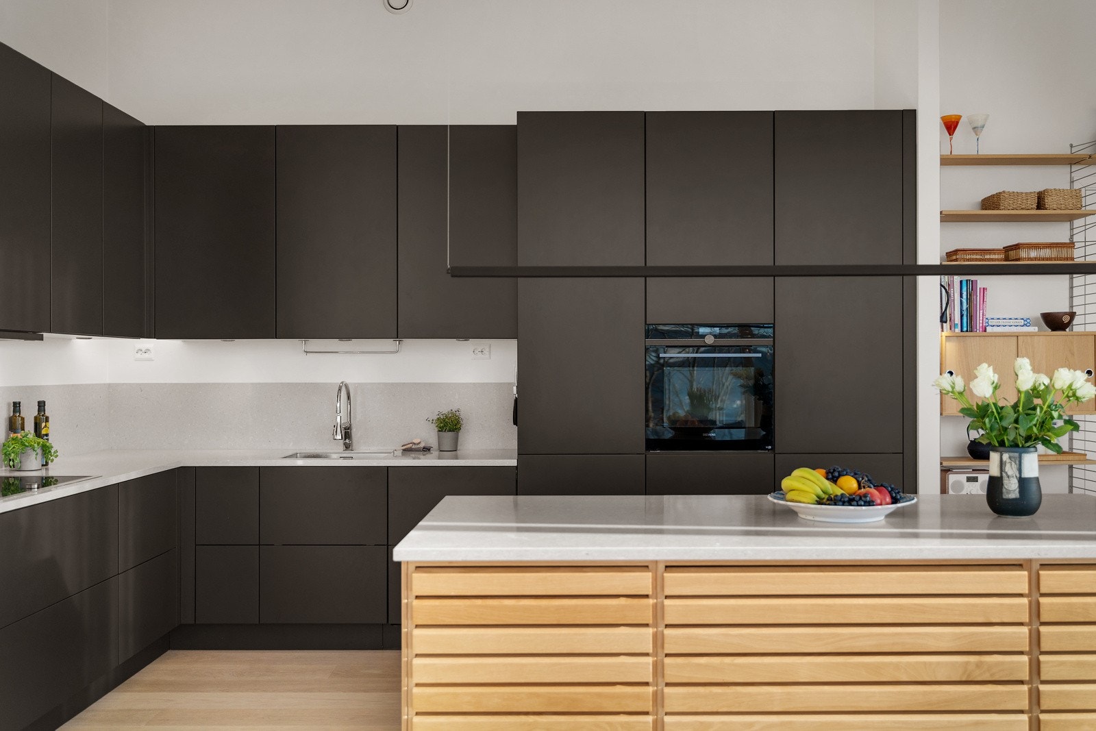 - Benkeplaten er en eksklusiv og lys Silestone benkeplate med nedfelt vask av stål - Galleribilde