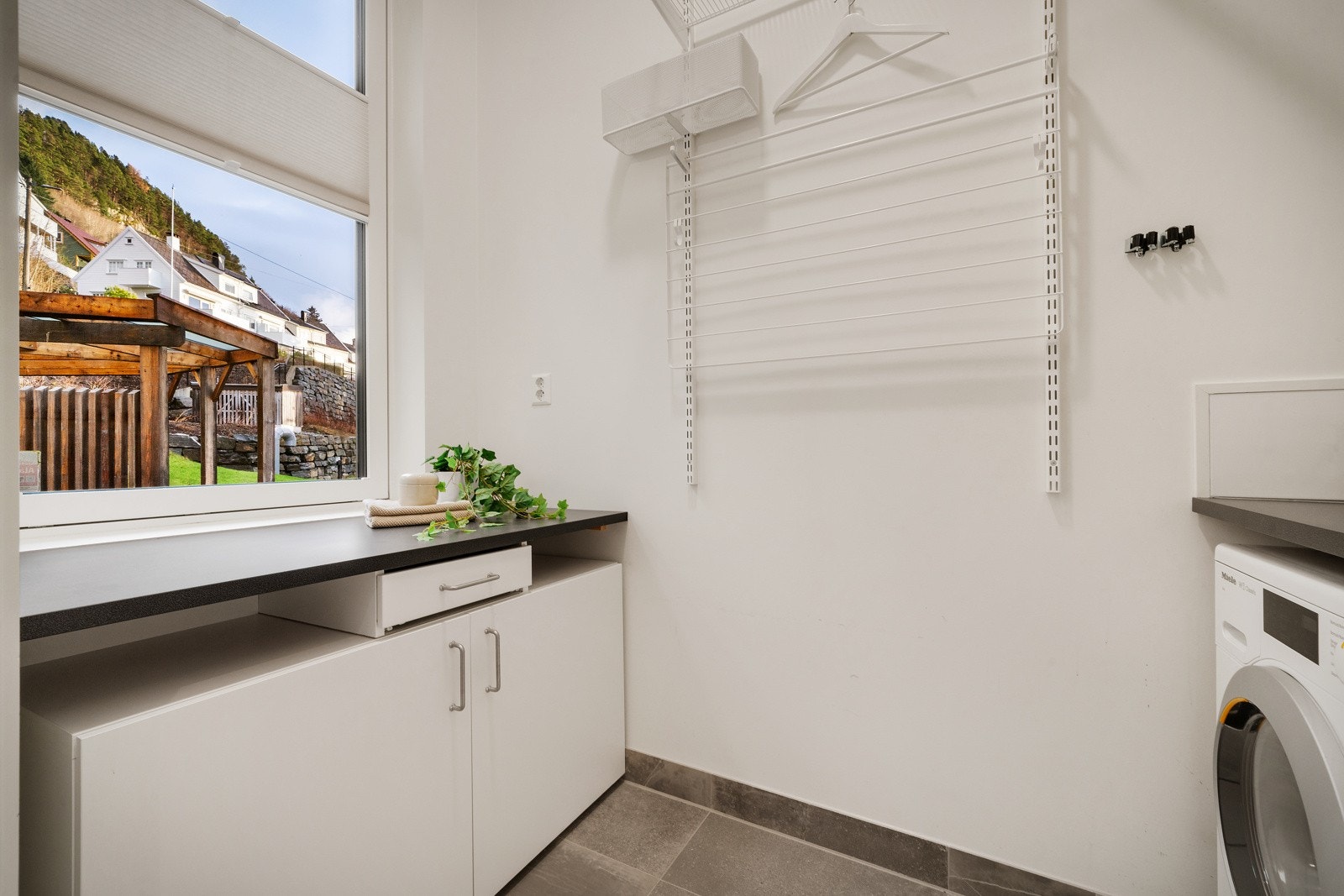 - Det er i tillegg eget vaskerom innenfor badet - Galleribilde