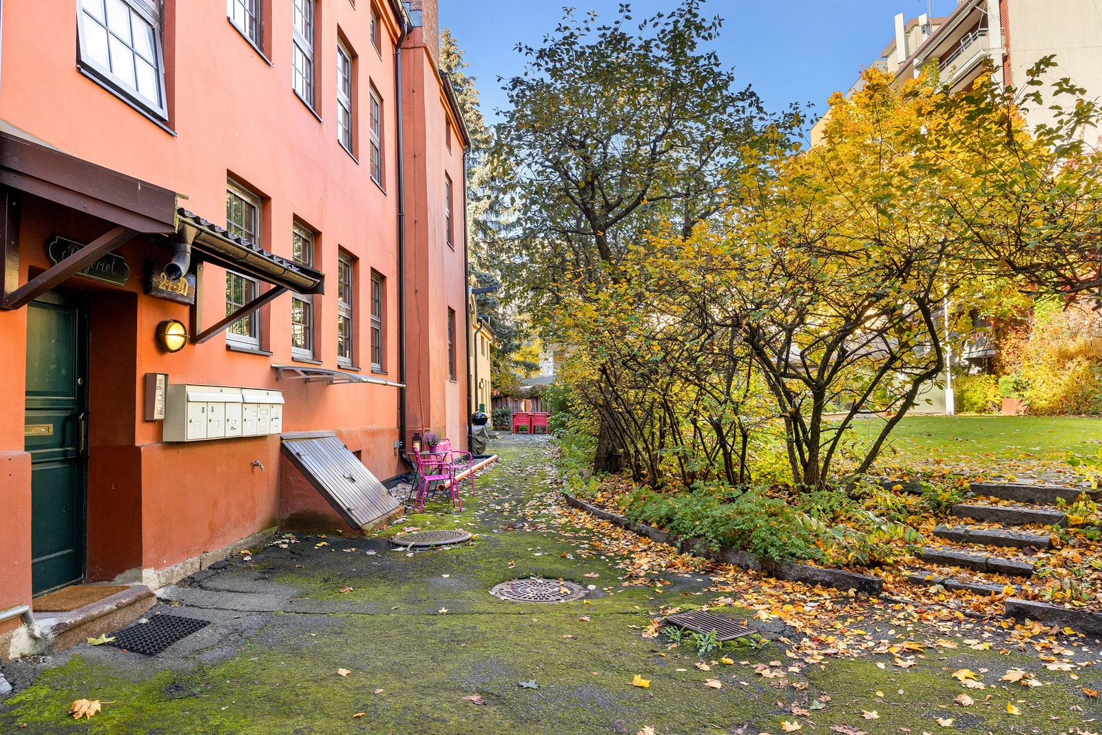 Det er fine fellesarealer utenfor leiligheten, bildene er tatt høsten 2024. Galleribilde