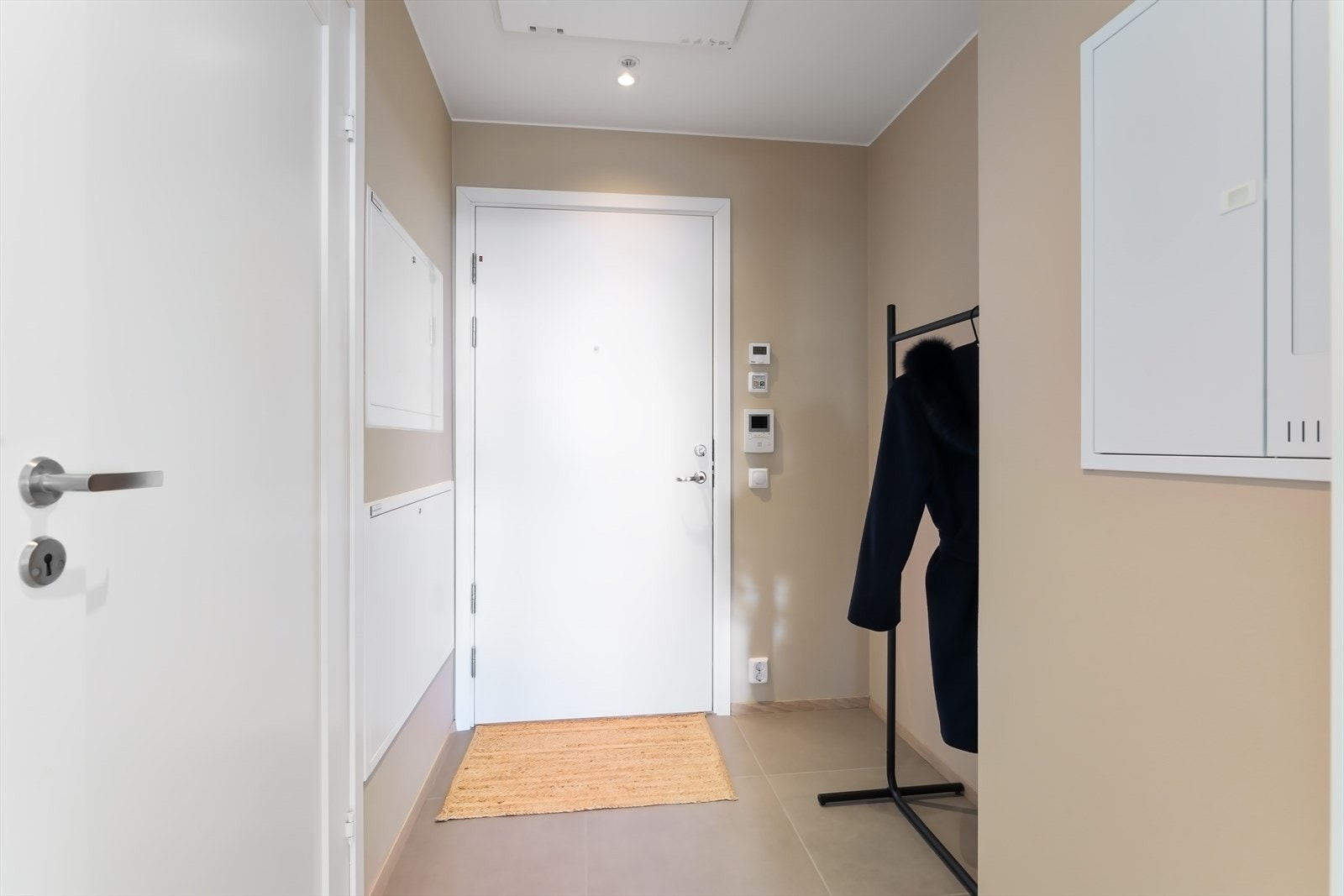 Entréen er flislagt med varme i gulv. Dørcalling. Galleribilde