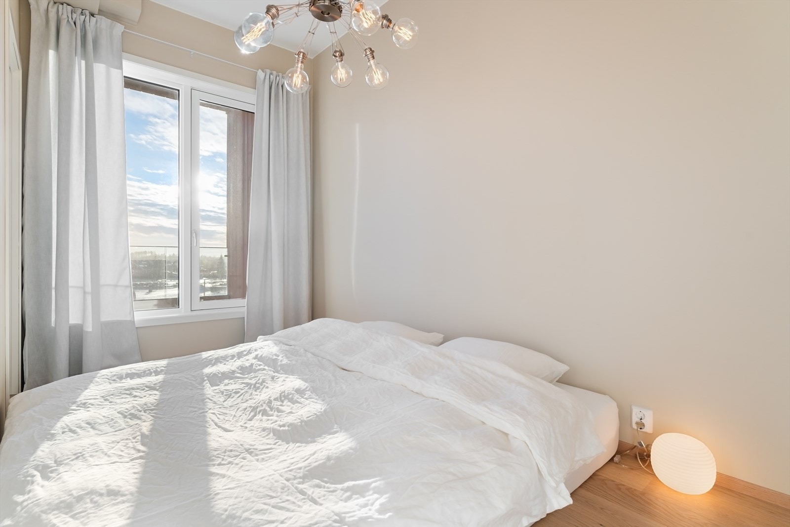 Romslig og lyst soverom med god plass til dobbeltseng. Galleribilde