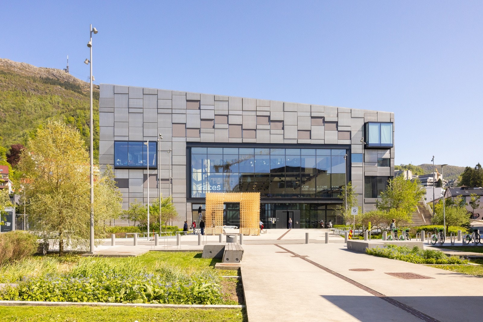 UIB - Fakultet kunst, musikk & design ligger en kort spasertur unna. Galleribilde
