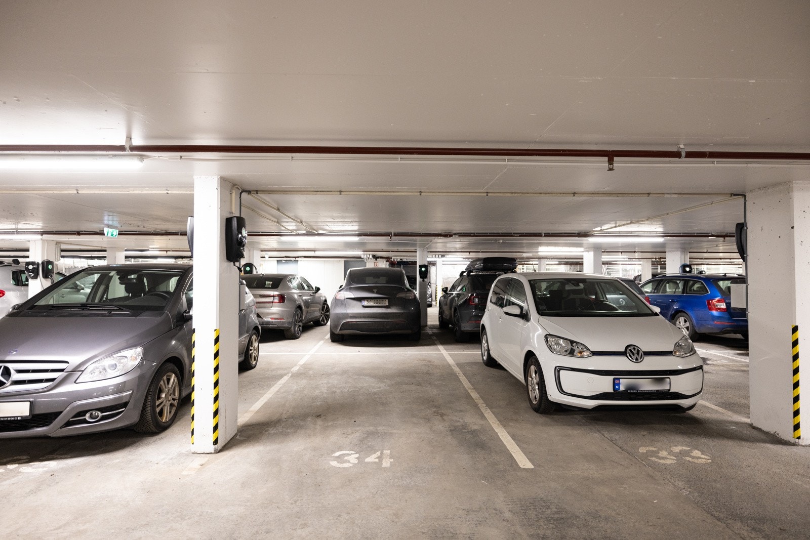Fast parkering i lukket garasjeanlegg med elbillader. Galleribilde