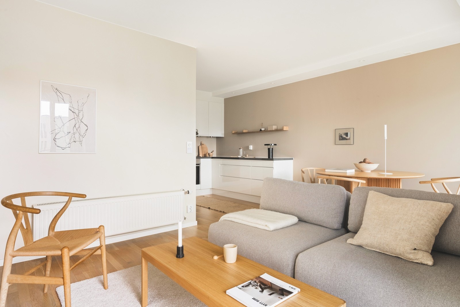 Rommets areal og funksjonelle utforming gjør det enkelt å innrede i flere soner, med bl.a. sofa - og sittegruppe. Galleribilde