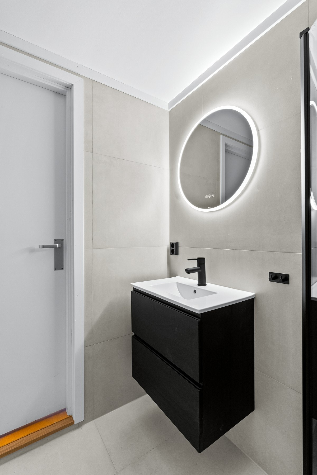 Godt belyst rom med et stilrent inntrykk. Galleribilde