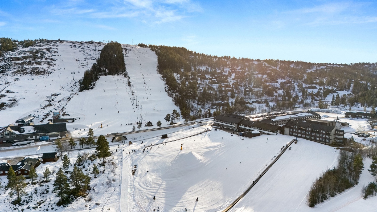 Eiendommen ligger i et vinterlandskap med nærhet til skibakker og heisanlegg. Galleribilde