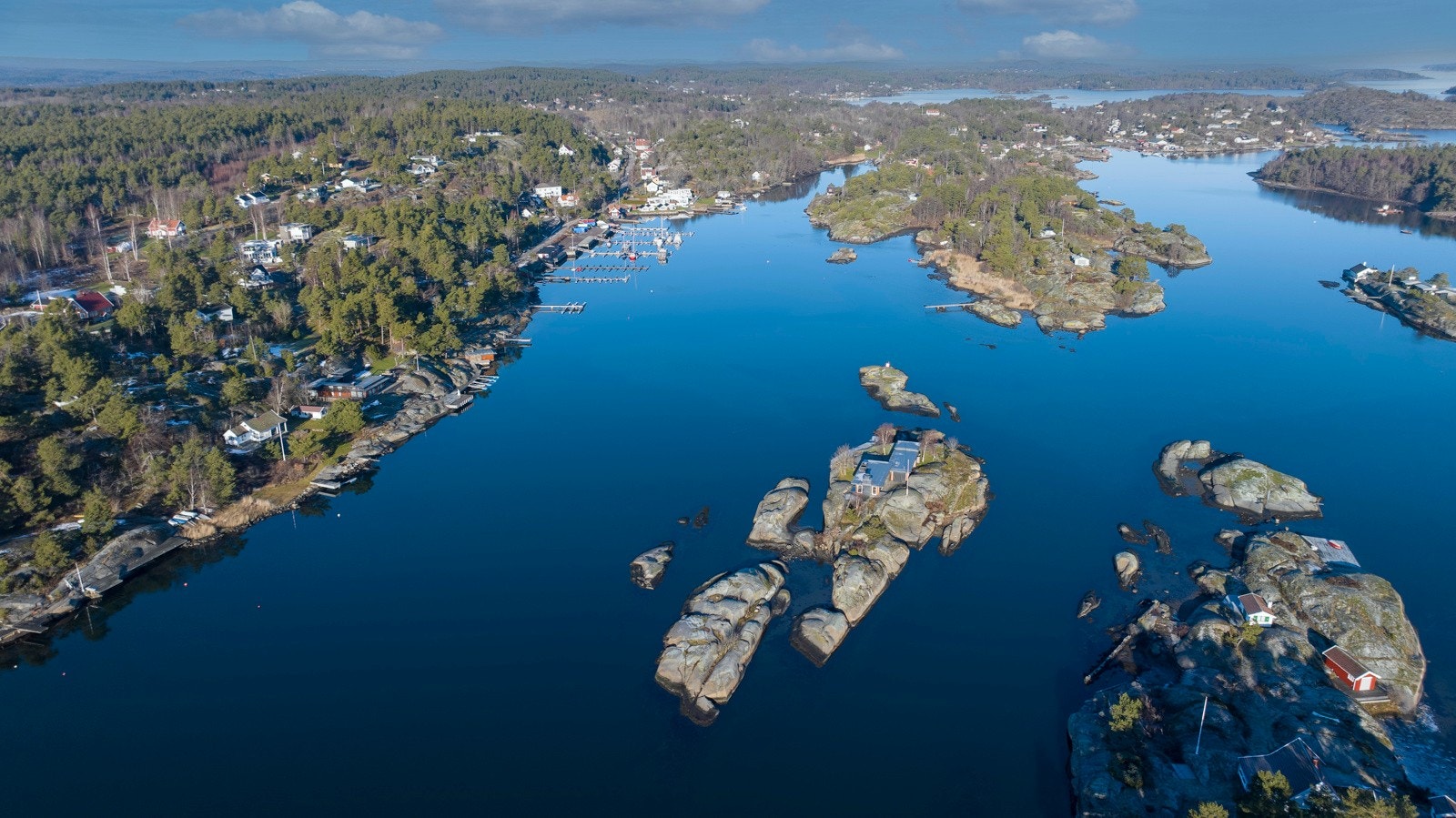 Det er flere muligheter for den aktive med ridesenter på Verdens Ende, Golfbane på Rød, idrettshall på Lindhøy, tennis- og fotballbane på Ormelet, samt volleyballbane, frisbeegolfbane og Skatepark på Haug. Galleribilde