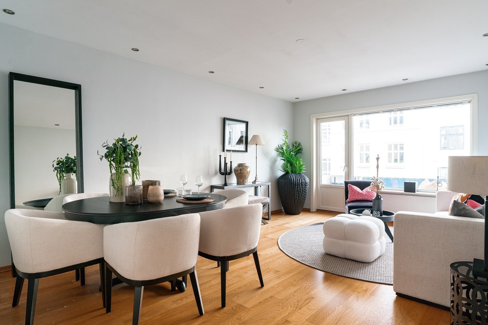 Leiligheten har rause vindusflater som slipper inn rikelig med naturlig sollys og skaper en hyggelig atmosfære. Galleribilde