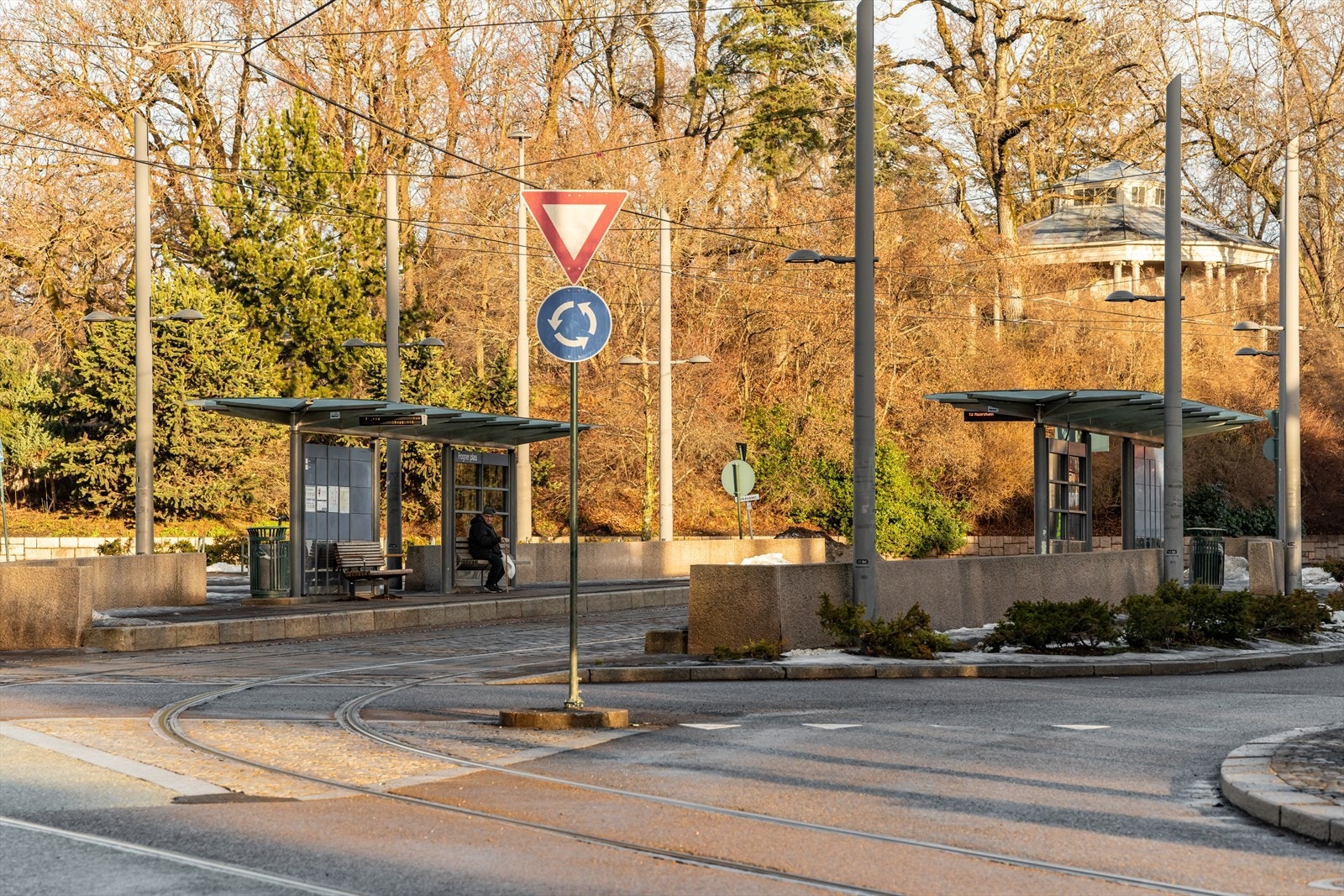 Frogner plass i umiddelbar nærhet med både trikk (linje 12) og buss linje (20). Galleribilde
