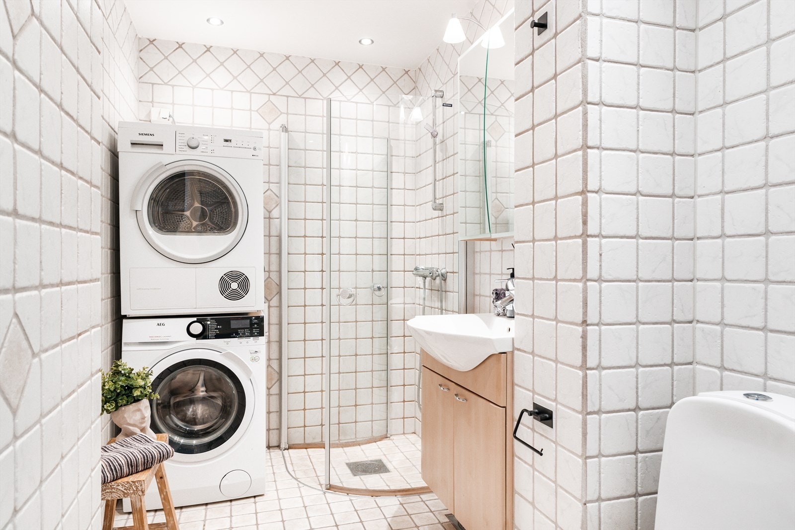 Lyst bad, med flislagte overflater og varmekabler i gulv. Galleribilde